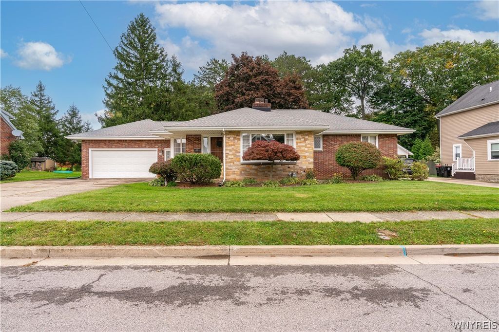 98 Woodlawn Avenue, Lancaster, NY 14086