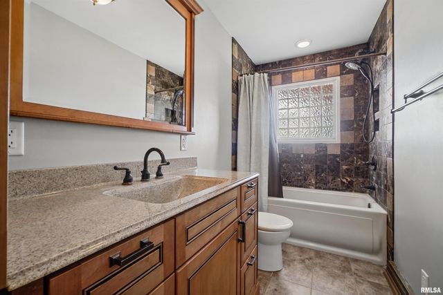 110 S MEADOWVIEW Lane, Washington, IL 61571