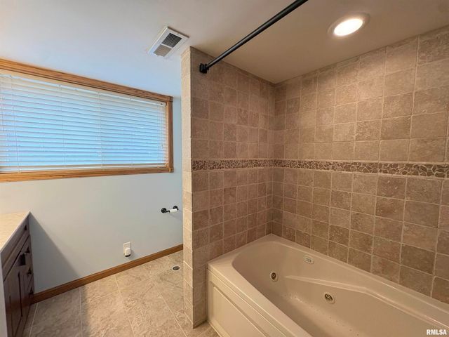 110 S MEADOWVIEW Lane, Washington, IL 61571