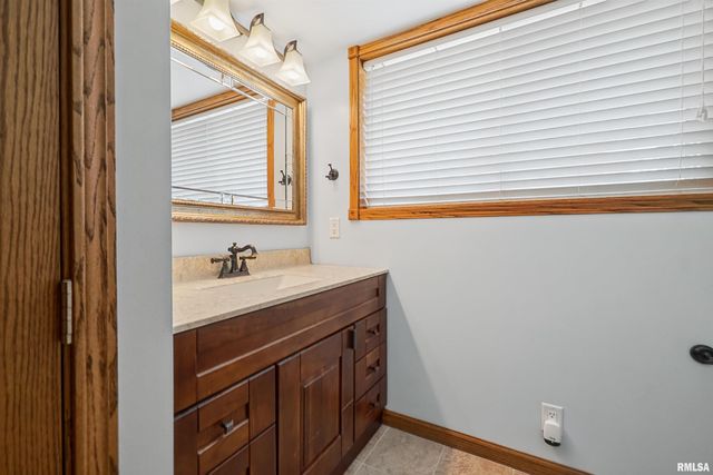 110 S MEADOWVIEW Lane, Washington, IL 61571