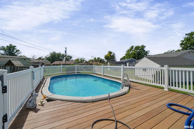 110 S MEADOWVIEW Lane, Washington, IL 61571