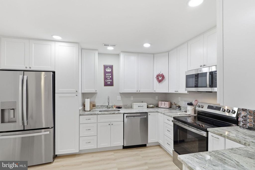 Image 10 of property listing at 905 YARDARM LN, Annapolis, MD 21401