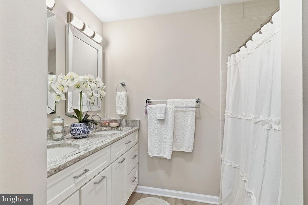 Image 16 of property listing at 905 YARDARM LN, Annapolis, MD 21401