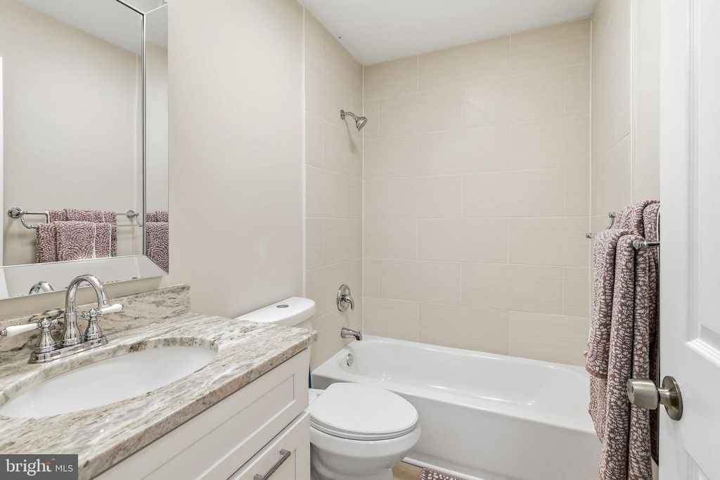 Image 17 of property listing at 905 YARDARM LN, Annapolis, MD 21401