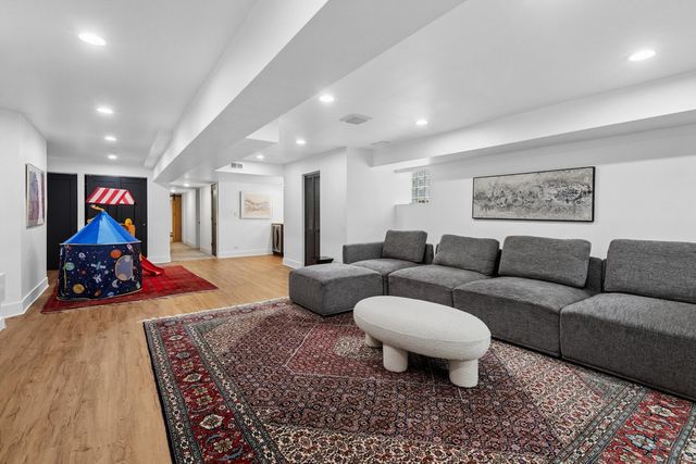 2147 W Thomas Street, Chicago, IL 60622