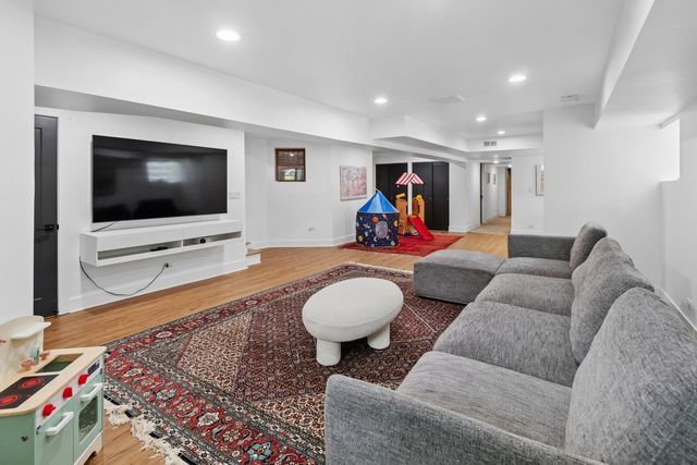 2147 W Thomas Street, Chicago, IL 60622