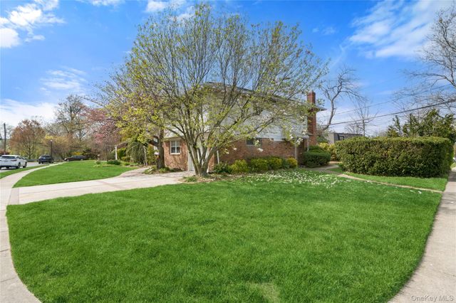 2 Starfire Lane, Williston Park, NY 11596
