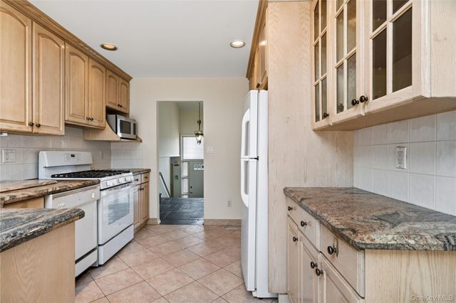 2 Starfire Lane, Williston Park, NY 11596