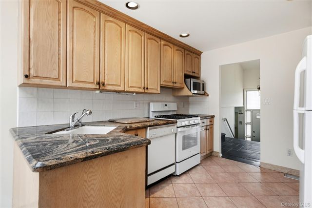 2 Starfire Lane, Williston Park, NY 11596