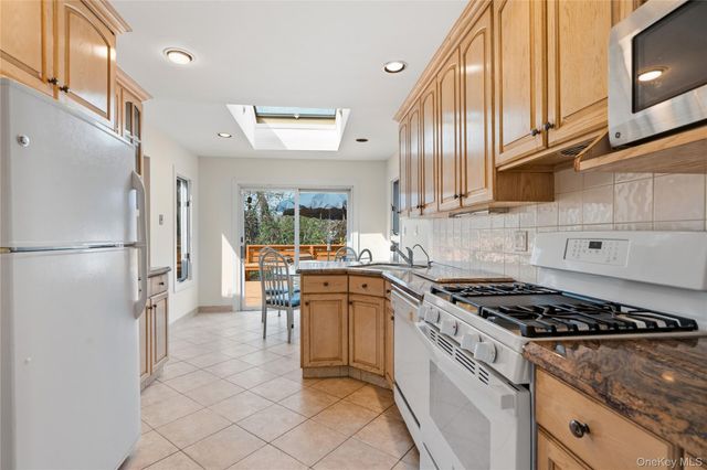 2 Starfire Lane, Williston Park, NY 11596