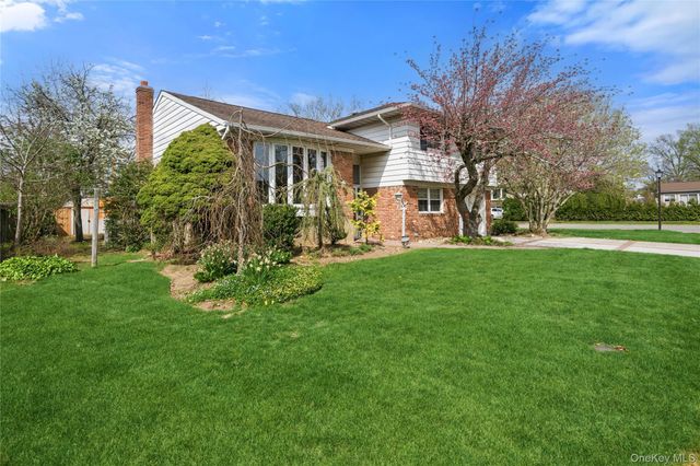 2 Starfire Lane, Williston Park, NY 11596