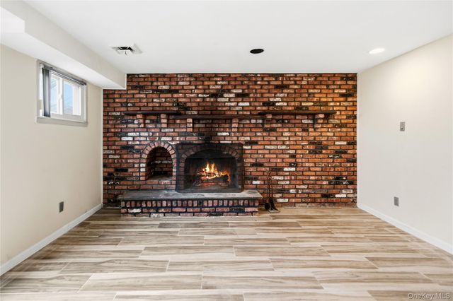 2 Starfire Lane, Williston Park, NY 11596