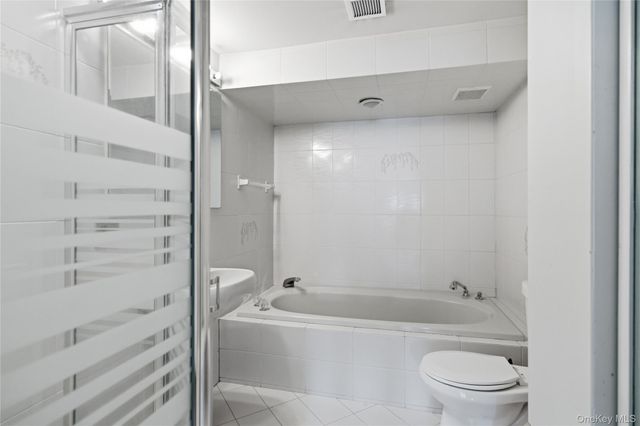 2 Starfire Lane, Williston Park, NY 11596