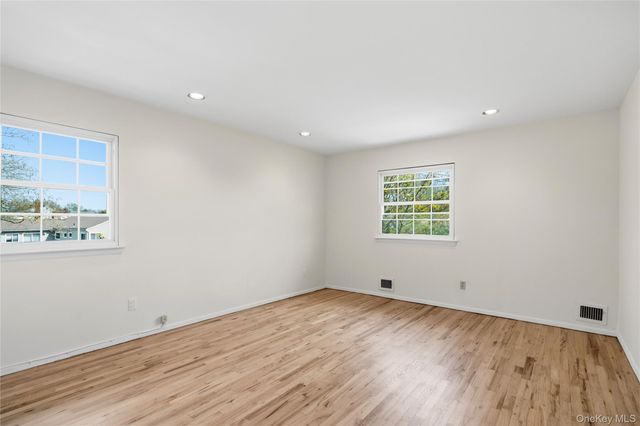 2 Starfire Lane, Williston Park, NY 11596