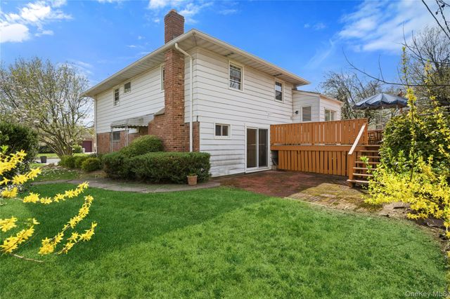 2 Starfire Lane, Williston Park, NY 11596