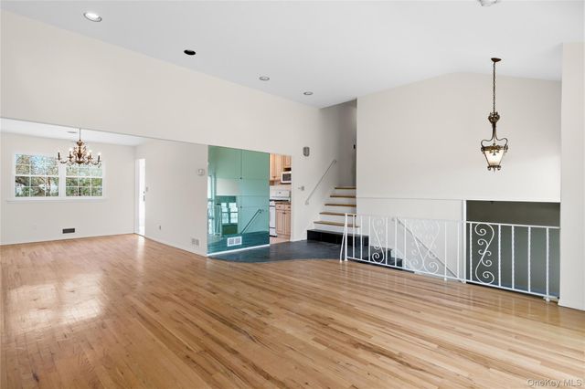 2 Starfire Lane, Williston Park, NY 11596