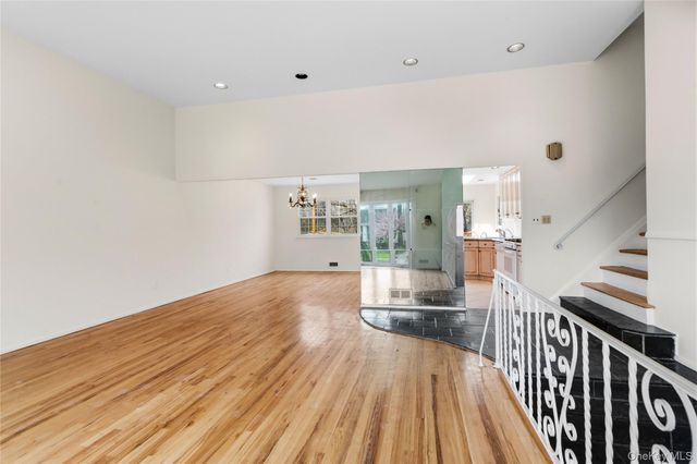 2 Starfire Lane, Williston Park, NY 11596