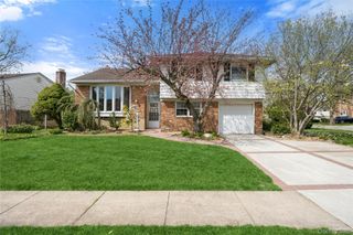 2 Starfire Lane, Williston Park, NY 11596