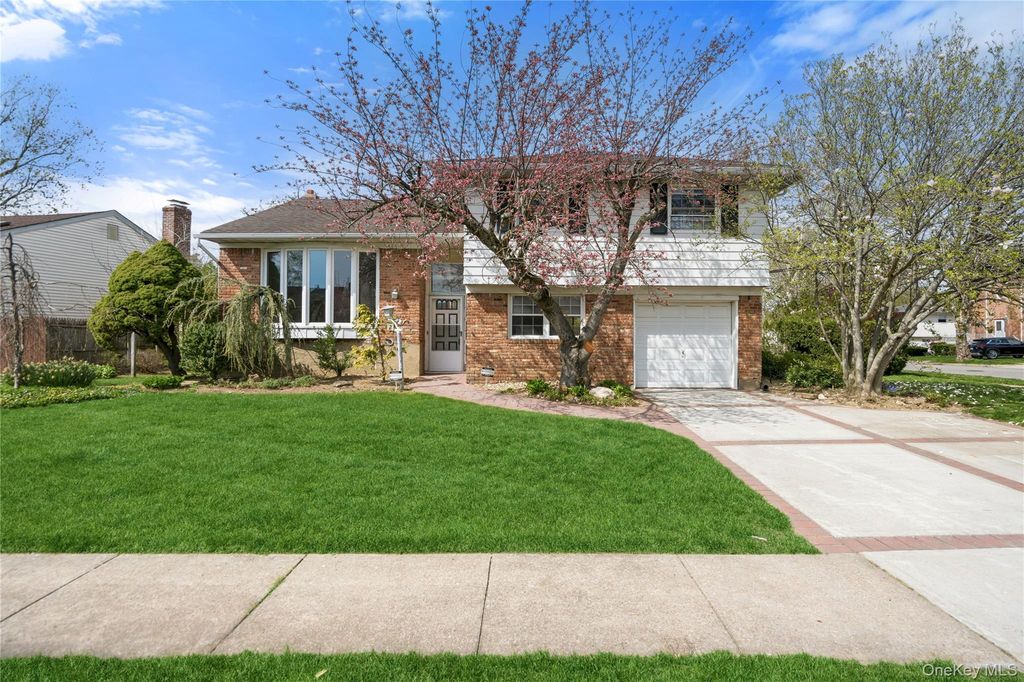 2 Starfire Lane, Williston Park, NY 11596