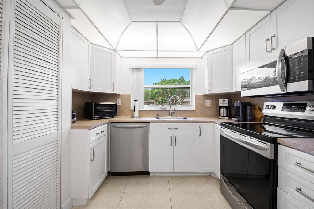 9330 Sunrise Lakes Boulevard 104, Sunrise, FL 33322