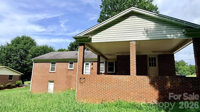 2808 28th Street NE, Hickory, NC 28601