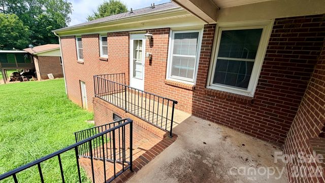2808 28th Street NE, Hickory, NC 28601