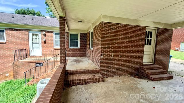2808 28th Street NE, Hickory, NC 28601