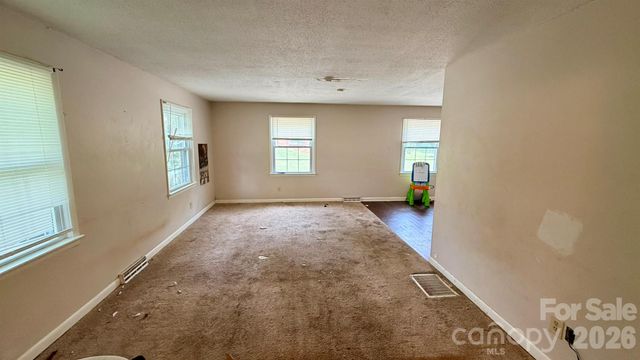 2808 28th Street NE, Hickory, NC 28601