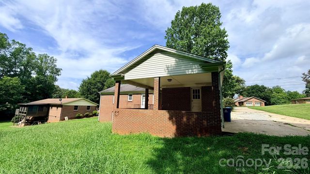 2808 28th Street NE, Hickory, NC 28601