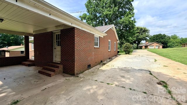 2808 28th Street NE, Hickory, NC 28601