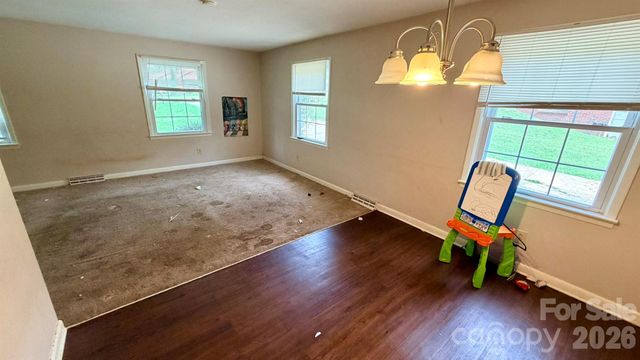 2808 28th Street NE, Hickory, NC 28601