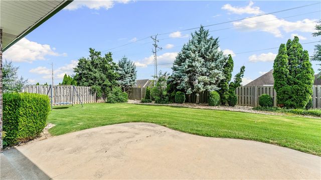 6604 W Braebourne Drive, Rogers, AR 72758