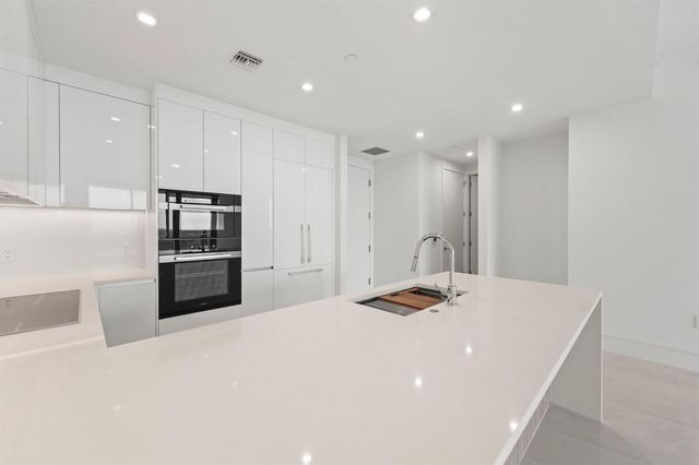 220 Lake Shore Drive 1121, Lake Park, FL 33403