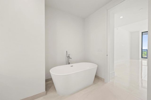 220 Lake Shore Drive 1121, Lake Park, FL 33403