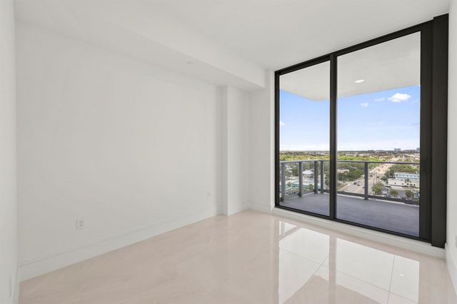 220 Lake Shore Drive 1121, Lake Park, FL 33403