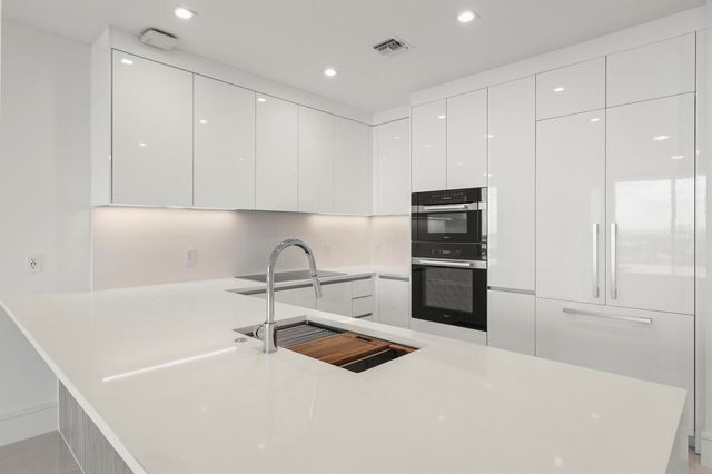 220 Lake Shore Drive 1121, Lake Park, FL 33403