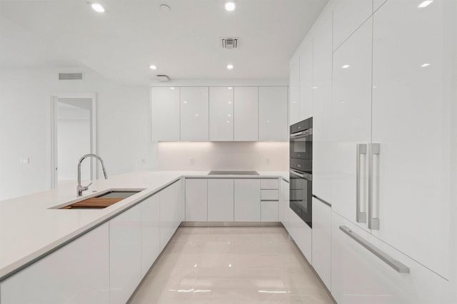 220 Lake Shore Drive 1121, Lake Park, FL 33403