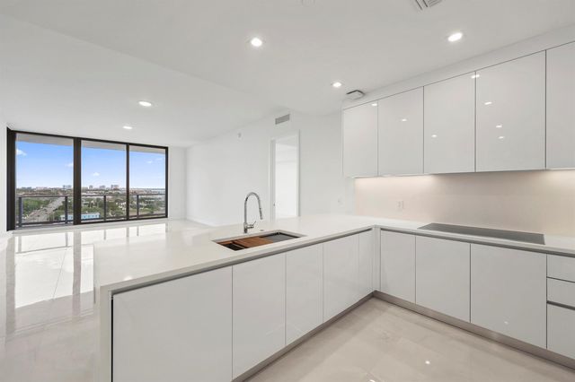 220 Lake Shore Drive 1121, Lake Park, FL 33403