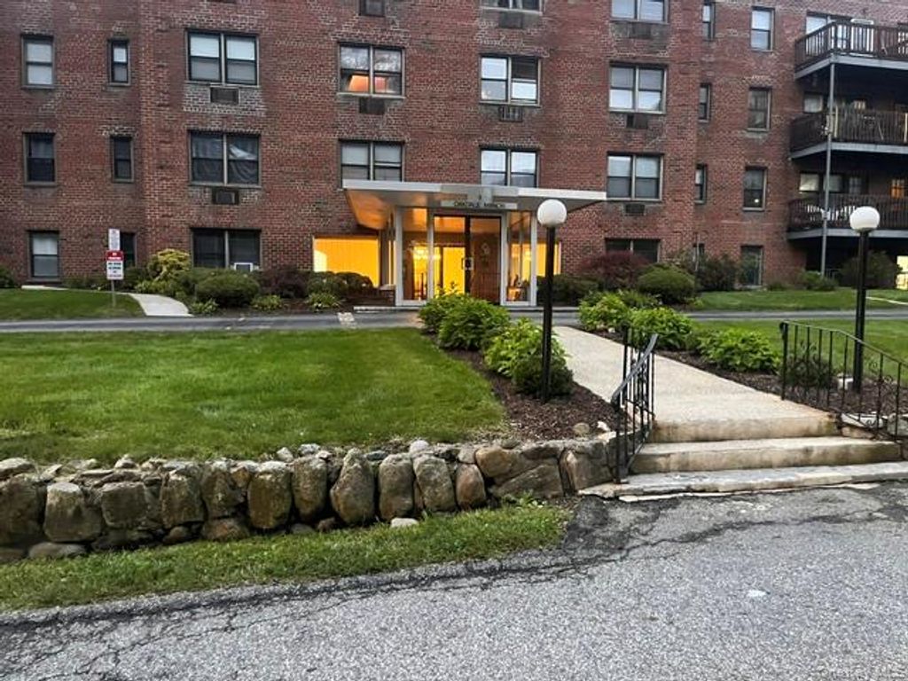 5 Oakdale Manor B22, Suffern, NY 10901 — exterior