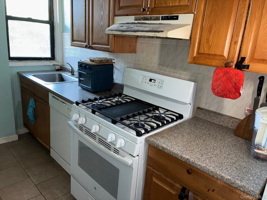 5 Oakdale Manor B22, Suffern, NY 10901 — photo 2