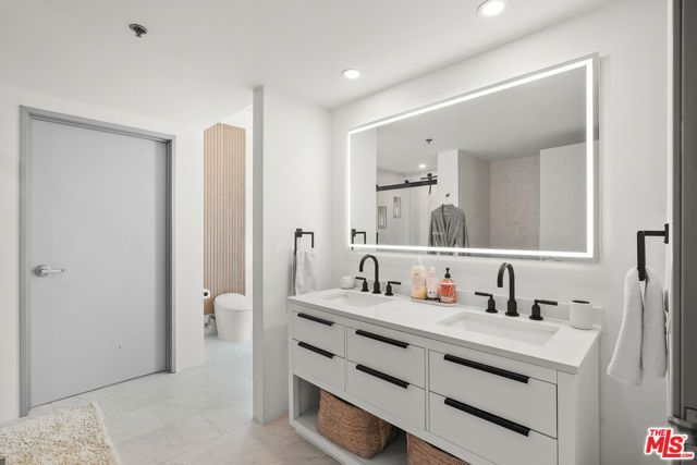 330 S 11th A205, Los Angeles, CA 90015