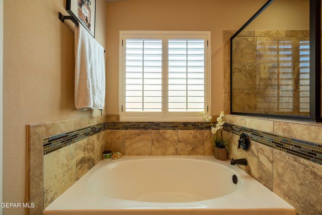7730 Enchanted View Drive, El Paso, TX 79911