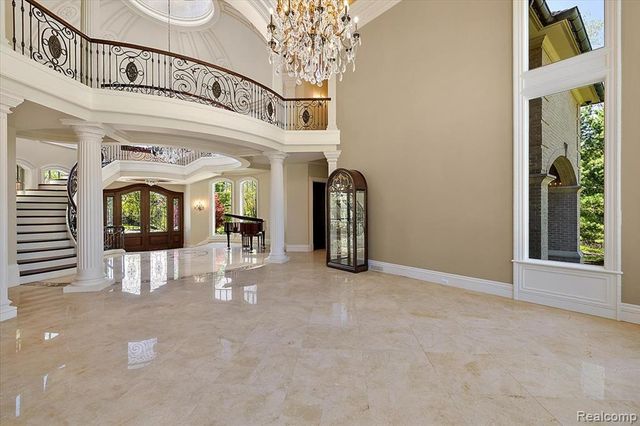 6250 Walnut Lake Road, West Bloomfield, MI 48323