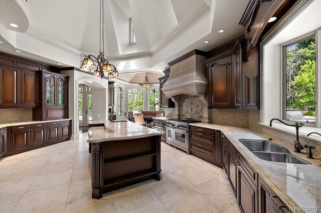 6250 Walnut Lake Road, West Bloomfield, MI 48323