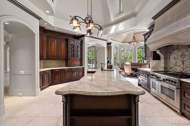 6250 Walnut Lake Road, West Bloomfield, MI 48323