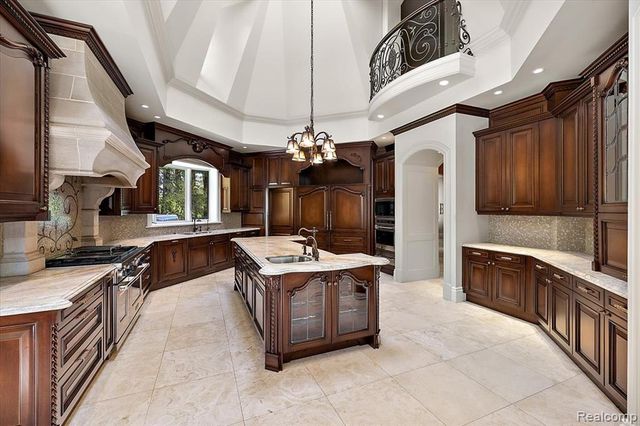 6250 Walnut Lake Road, West Bloomfield, MI 48323