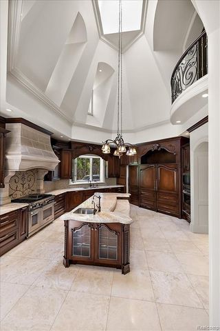 6250 Walnut Lake Road, West Bloomfield, MI 48323