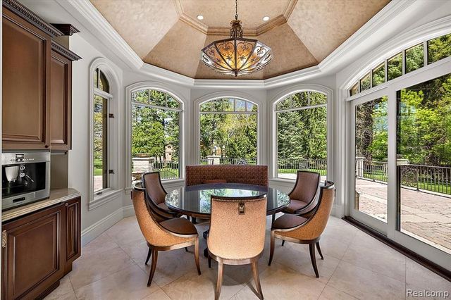 6250 Walnut Lake Road, West Bloomfield, MI 48323