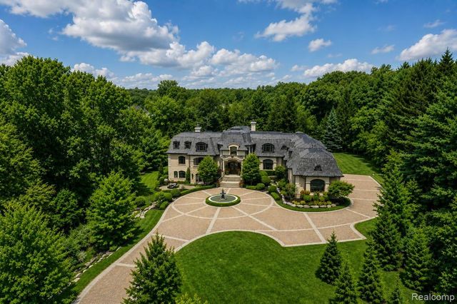 6250 Walnut Lake Road, West Bloomfield, MI 48323