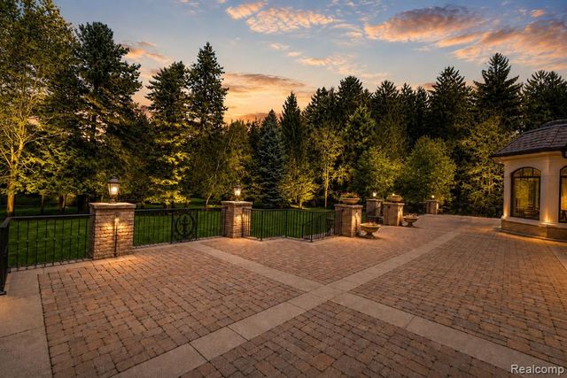 6250 Walnut Lake Road, West Bloomfield, MI 48323